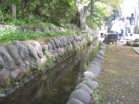 店舗前の小川